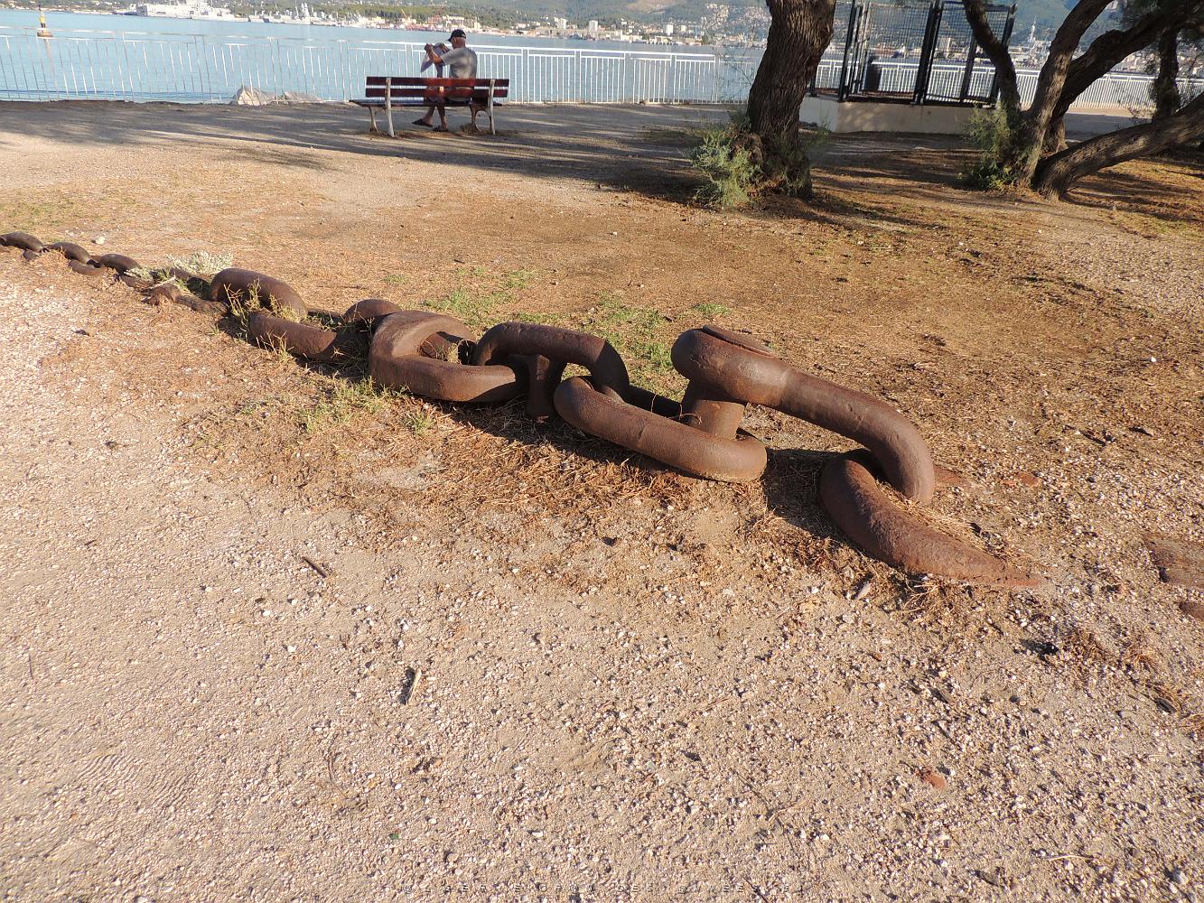 10 les anciens chaines  pour interdiction d'entree dans le Port en temps de guerre..JPG -           